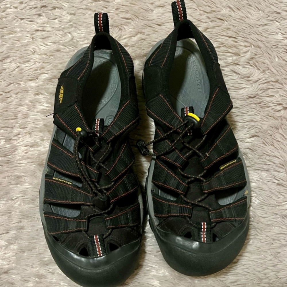 Men’s Keen close toed black red trim waterproof sandals
